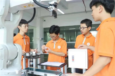 確認(rèn)過眼神,這不是別人家的實訓(xùn)室!珠海市創(chuàng)沃中等職業(yè)學(xué)校教學(xué)設(shè)施真給力!